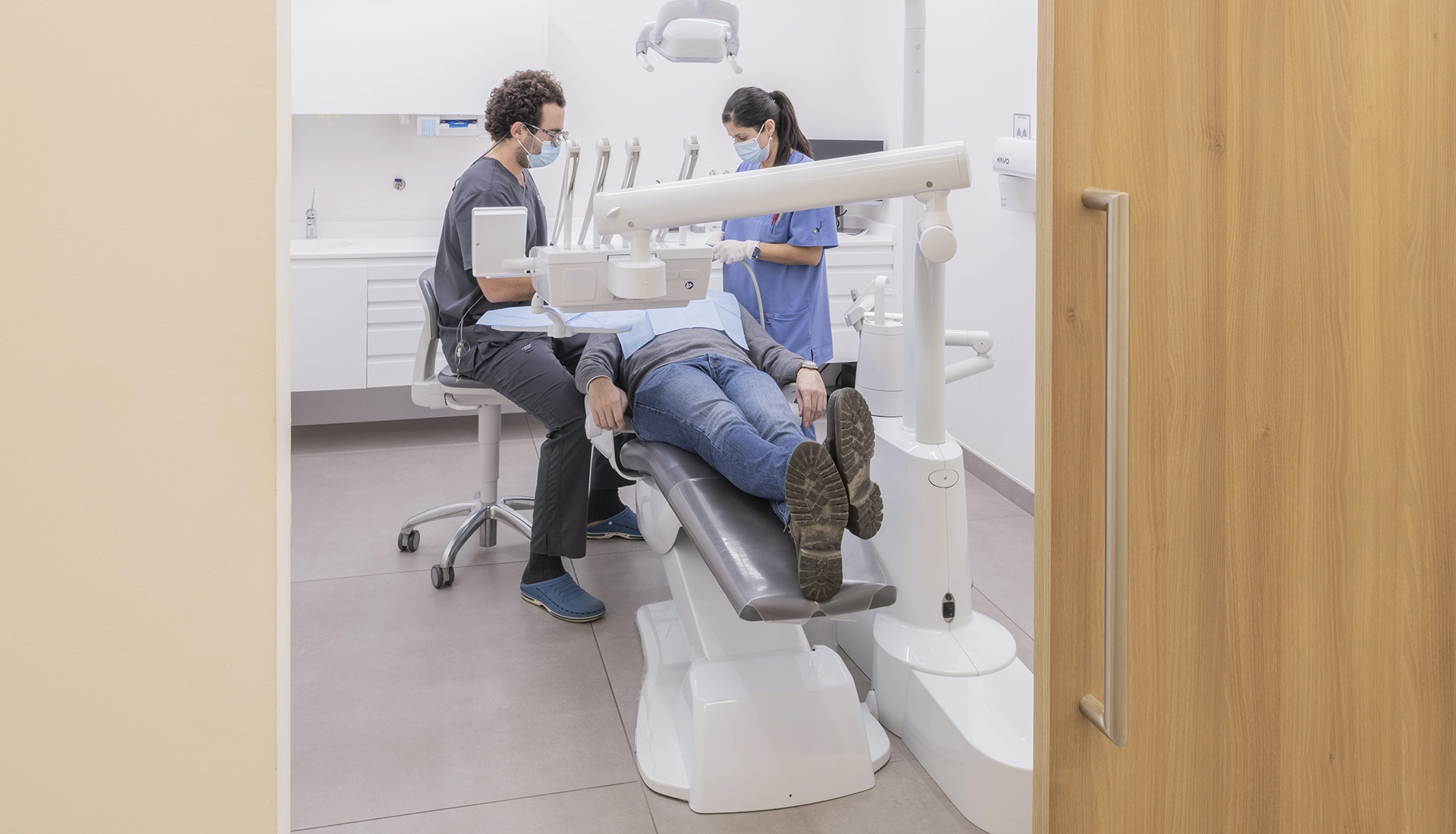 Sergio y auxiliar realizando un tratamiento dental.