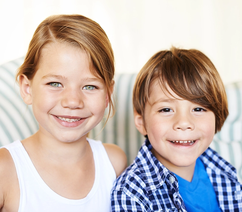 Dos niños que están en tratamiento dental. Referencia a Odontopediatría.