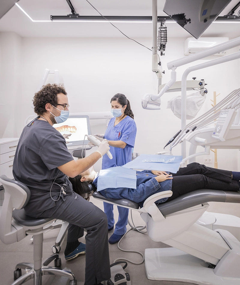 Sergio realizando un escáner intraoral.