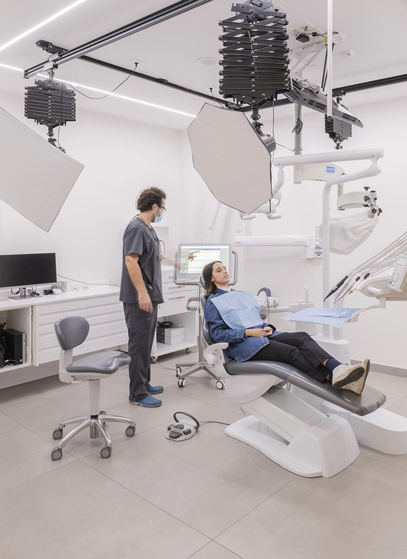 Sergio en consulta con una paciente previo a realizar un tratamiento dental.