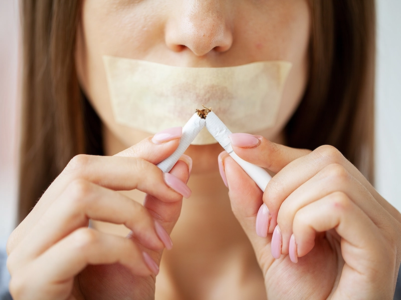 Un cigarrillo partido y boca cerrada.