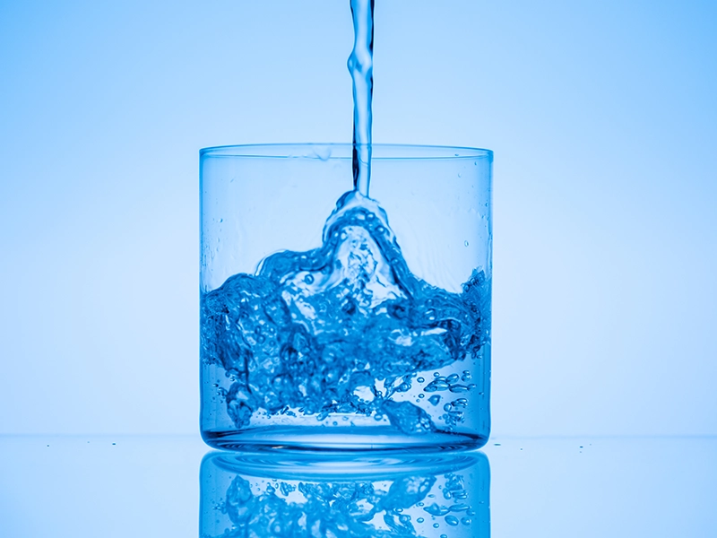 Un vaso de agua.