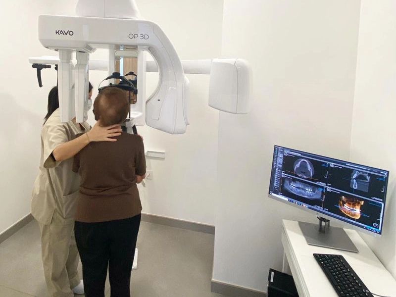 Una persona realizando una prueba de diagnóstico en la clínica.