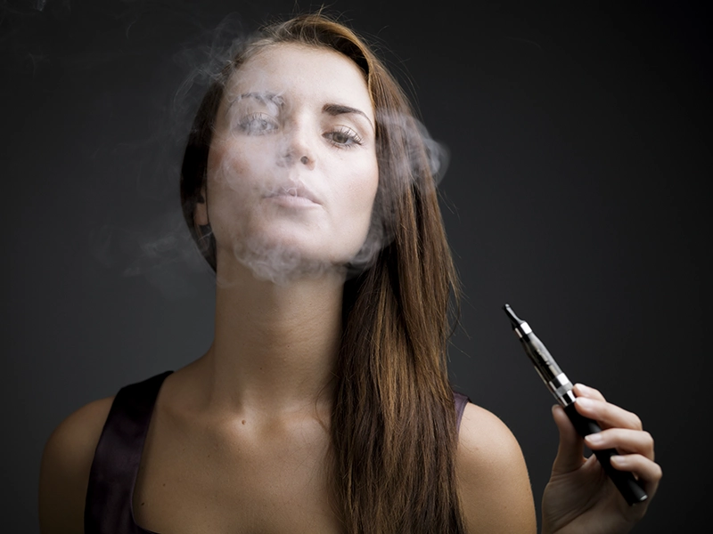 Una chica vapeando.