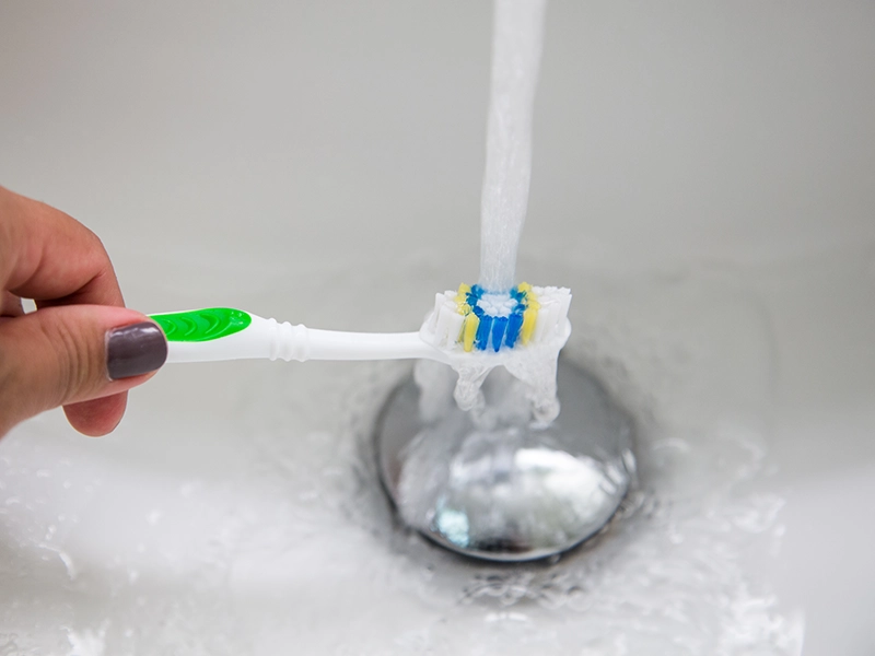 Cepillo lavándose debajo del agua.