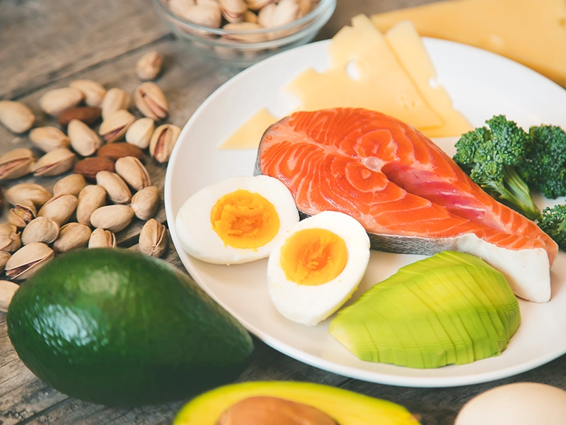 Plato de salmón, huevos, aguacate. Dieta cetogénica.