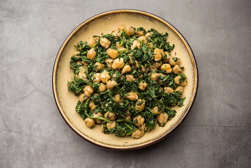Plato de garbanzos con espinacas.