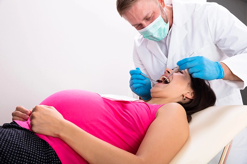 Una mujer embarazada en una revisión en el dentista.