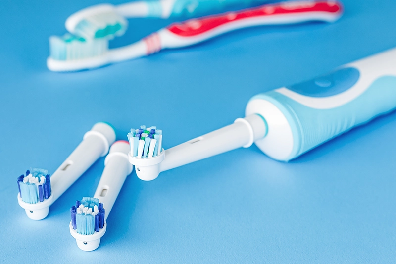 Cepillo de dientes eléctrico y manual.