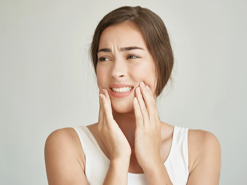 Una chica con dolor de dientes.
