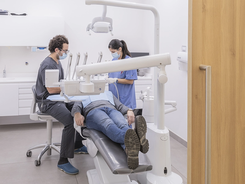 Sergio y auxiliar realizando un tratamiento dental.